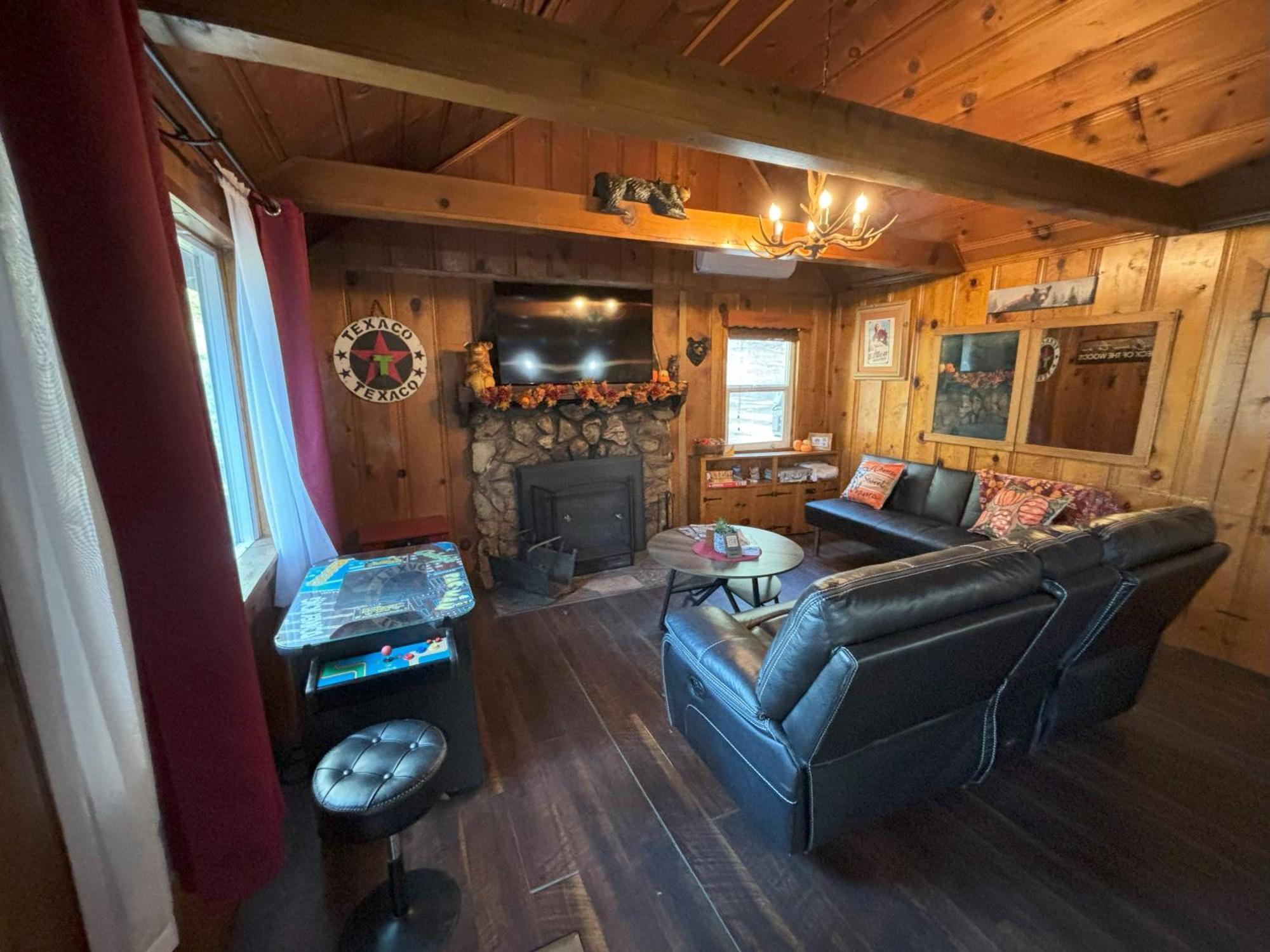 Snow Bunny Lodge - Perfect Big Bear Getaway! Deck With A New Hot Tub And Charcoal Barbecue! Big Bear Lake Buitenkant foto